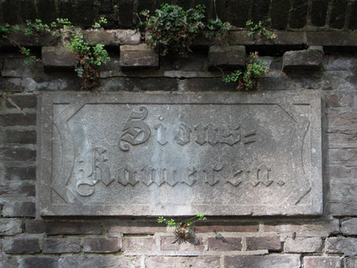 817794 Afbeelding van de naamsteen boven de toegang tot de Sionskameren, tussen de panden Nieuwegracht 87 en 119 te Utrecht.